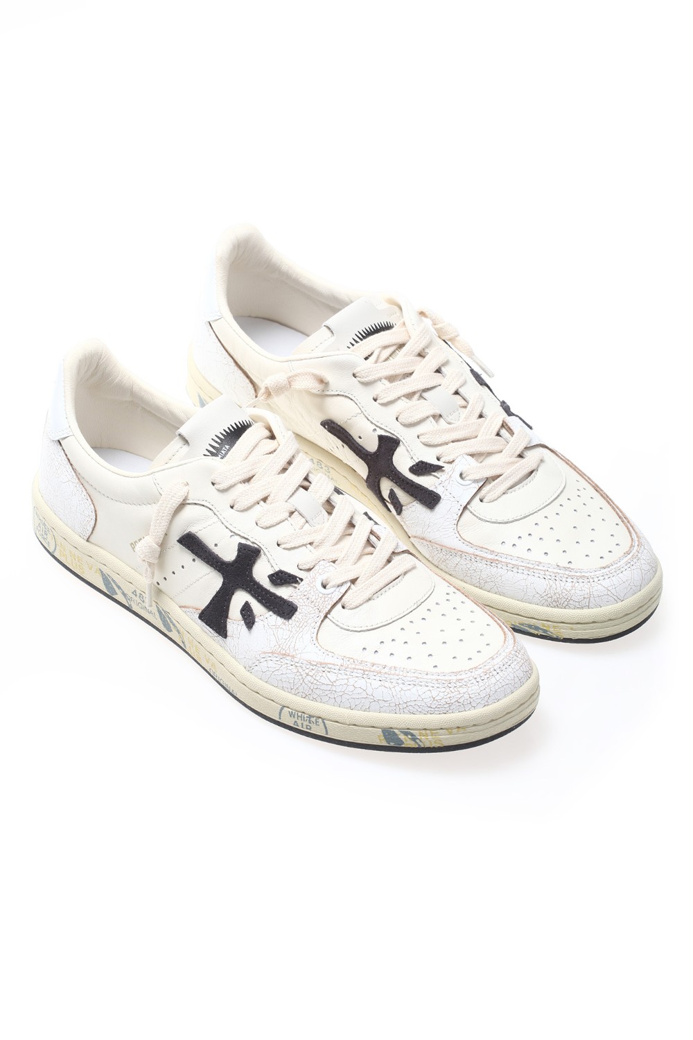 shop PREMIATA Saldi Scarpa: Premiata sneaker "Bskt Clay 6775".
Suola in gomma con profilo a cassetta.
Altezza Suola 2,5 cm.
Fusbet Interno 28,3 cm.
Composizione: suola: 80% gomma, 20% EVA; tomaia: 70% pelle di agnello, 25% pelle di vitello, 5% PU; fodera: 100% pelle di capra.
Made in Vietnam.. BSKTCLAY 6775-6775 number 6618391